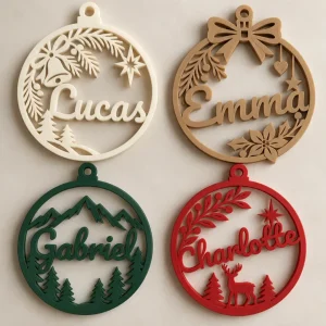 Quatro bolas de Natal recortadas com os nomes Lucas, Emma, Gabriel e Charlotte em branco, bege, verde e vermelho