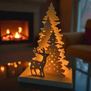 Candeeiro em forma de floresta com rena, iluminado junto à lareira
