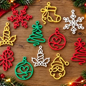 Doze enfeites de Natal em filigrana coloridos sobre madeira