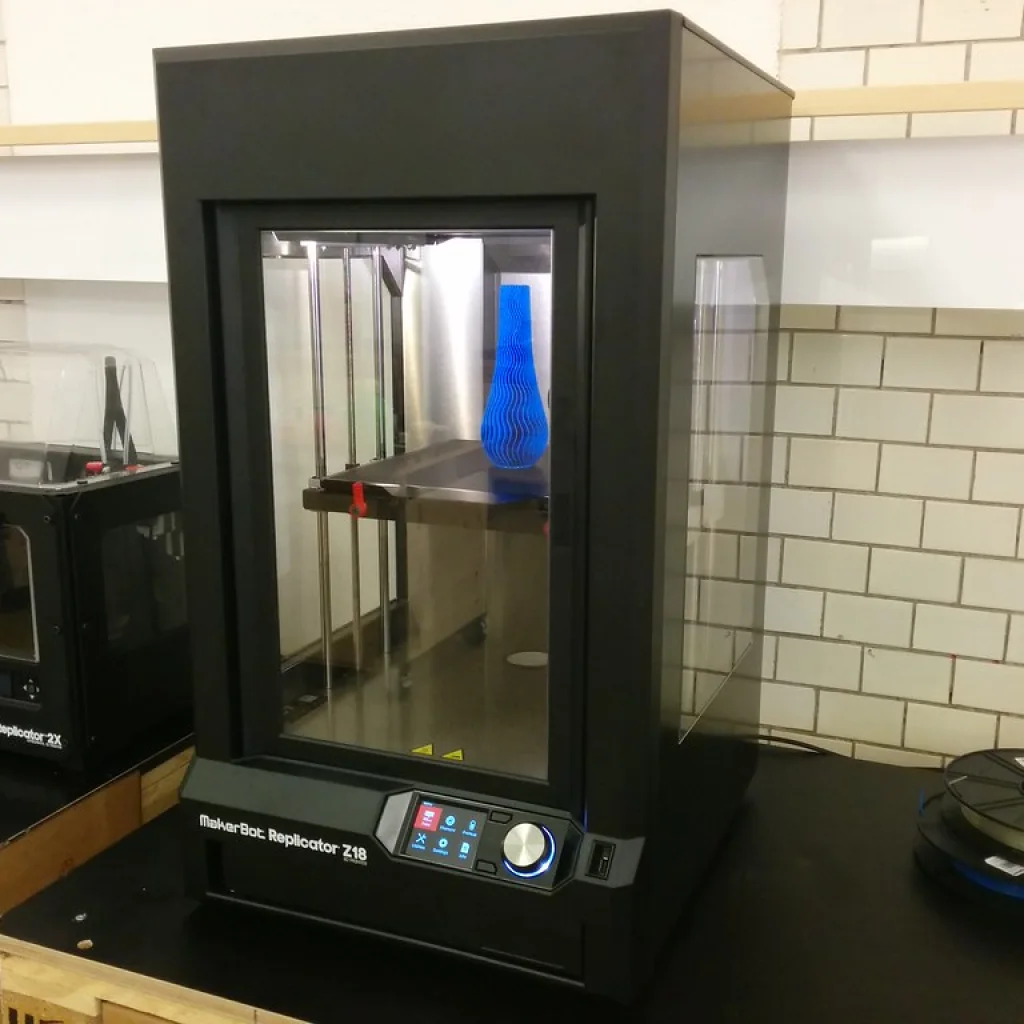 Impressora 3D a imprimir um vaso azul